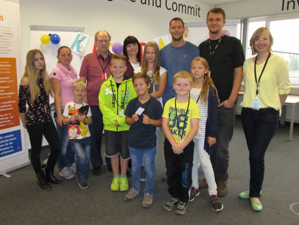 Einige der Teilnehmer am Kids Day in Leipzig: Mitarbeiterin Anett Drubig mit ihren beiden Kindern Mary-Jane und Luca, Bruno Murswiek und Amazon Mitarbeiterin Ramona Murswiek mit ihren beiden Enkeln Jessica und Etienne, Sven Renneberg-Rothe aus der Abteilung Facilities Support mit seinen Kindern Louis und Mara, Service Techniker Jörg Obst mit seinem Sohn Moritz und Rezeptionistin Christina Franke (v.l.n.r.)