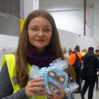 Naschen ist erlaubt: Gesundheitsmanagerin Anke Jendges verteilt Lebkuchenherzen an die Mitarbeiter in Brieselang.