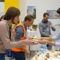 Standortleiterin Sylvia Reichardt verteilte persönlich den kostenlosen Geburtstagskuchen an die Mitarbeiter.